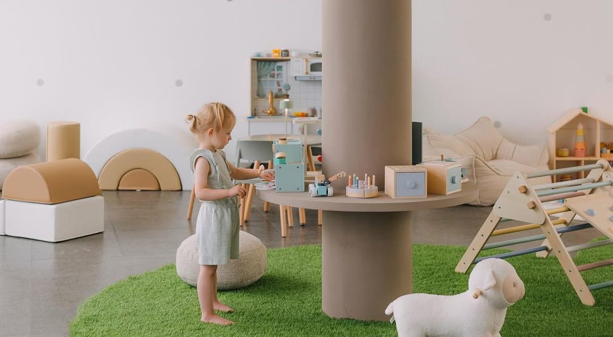 Holčička si hraje v herně KOMU centre
